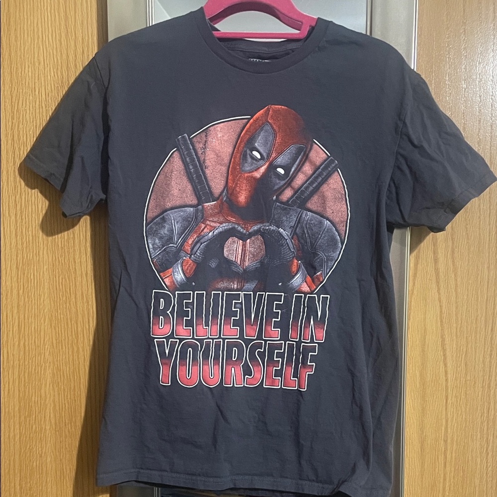 Marvel Deadpool Gray T-Shirt with Red Accents Medium short sleeves